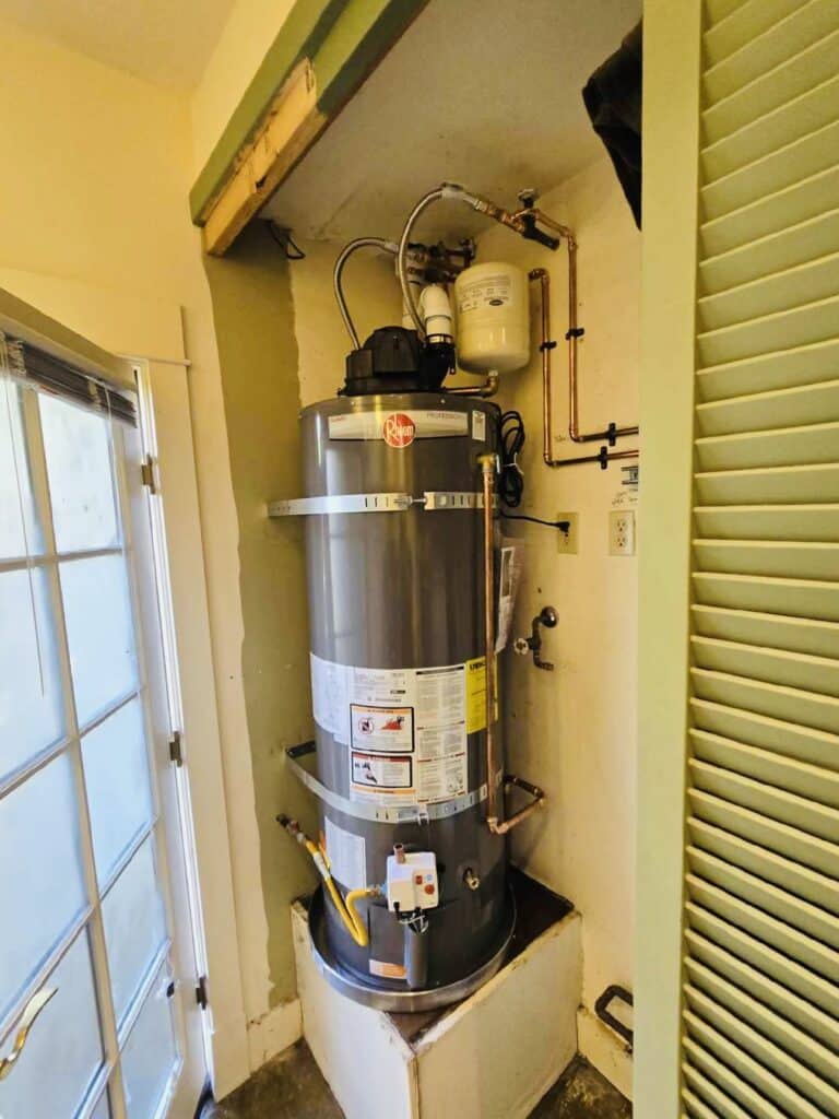 Newly installed Rheem gas water heater by Bob Oates Plumbing inside a Seattle home closet.